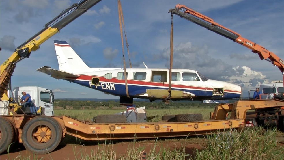 Peças do avião que levava Huck e Angélica são levadas para empresa — Foto: Reprodução/ TV Morena