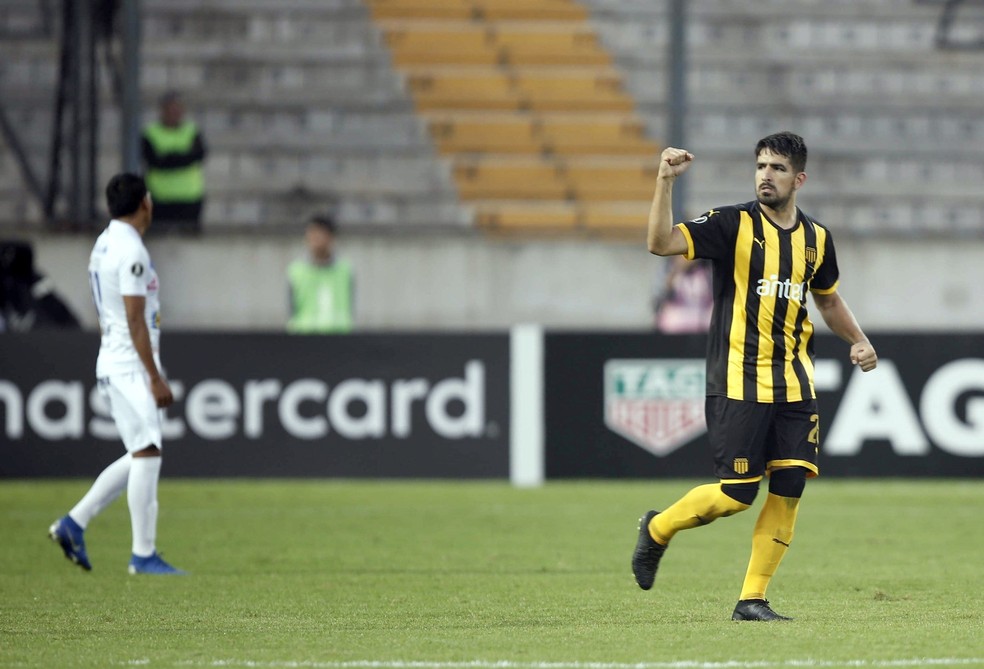 Lucas Viatri, do Peñarol, comemora um dos gols marcados sobre o San José — Foto: EFE/Federico Anfitti