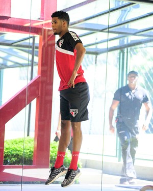 Lesões e atraso abrem brecha para Ewandro no ataque do São Paulo