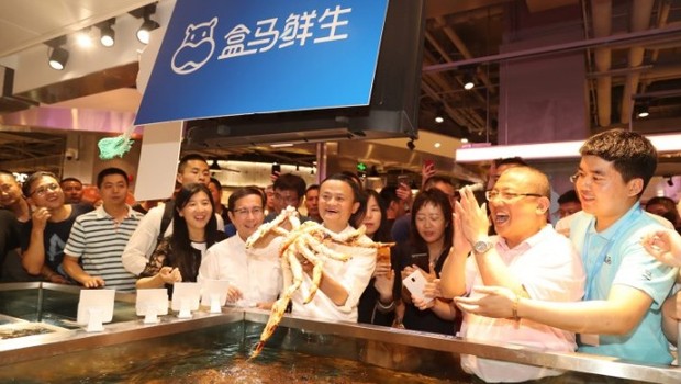 O fundador Jack Ma pega um dos crustáceos da seção de frutos do mar do Hema Supermarket, em Shangai (Foto: Divulgação)
