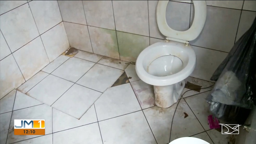 Mais de 60 pessoas utilizam apenas um banheiro que está disponível no alojamento da Funai. — Foto: Reprodução/TV Mirante