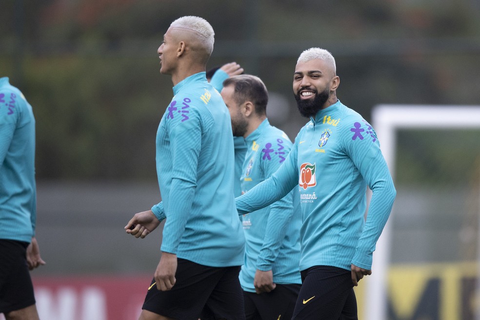 Gabigol e Richarlison no treino da seleção brasileira — Foto: Lucas Figueiredo / CBF