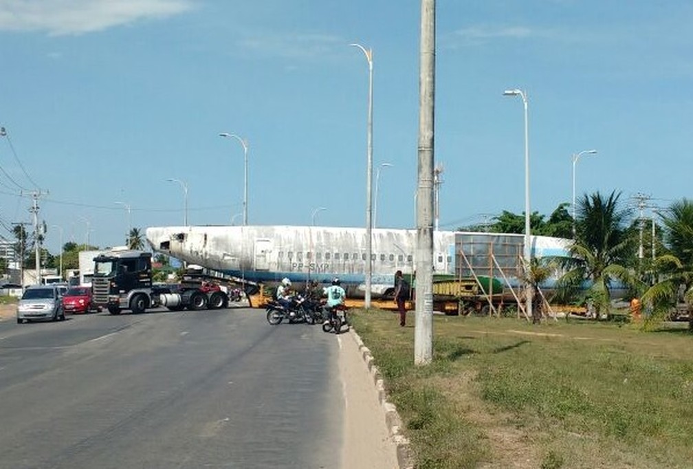 Avião transportado em carreta na Estrada do Coco, em Lauro de Freitas (Foto: Settop/ Divulgação)