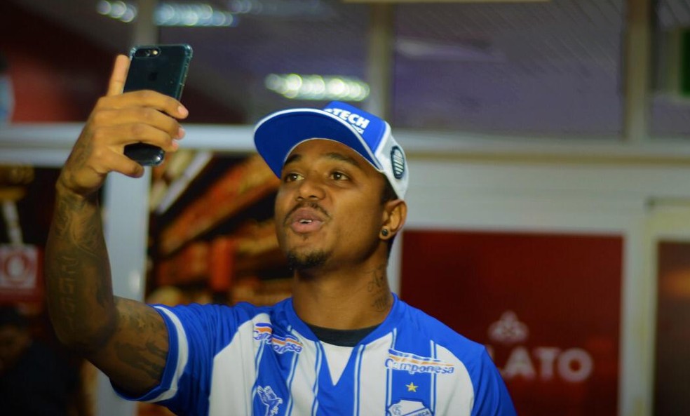 Michel Douglas deve ficar à disposição contra o Fortaleza — Foto: Augusto Oliveira/ASCOM CSA