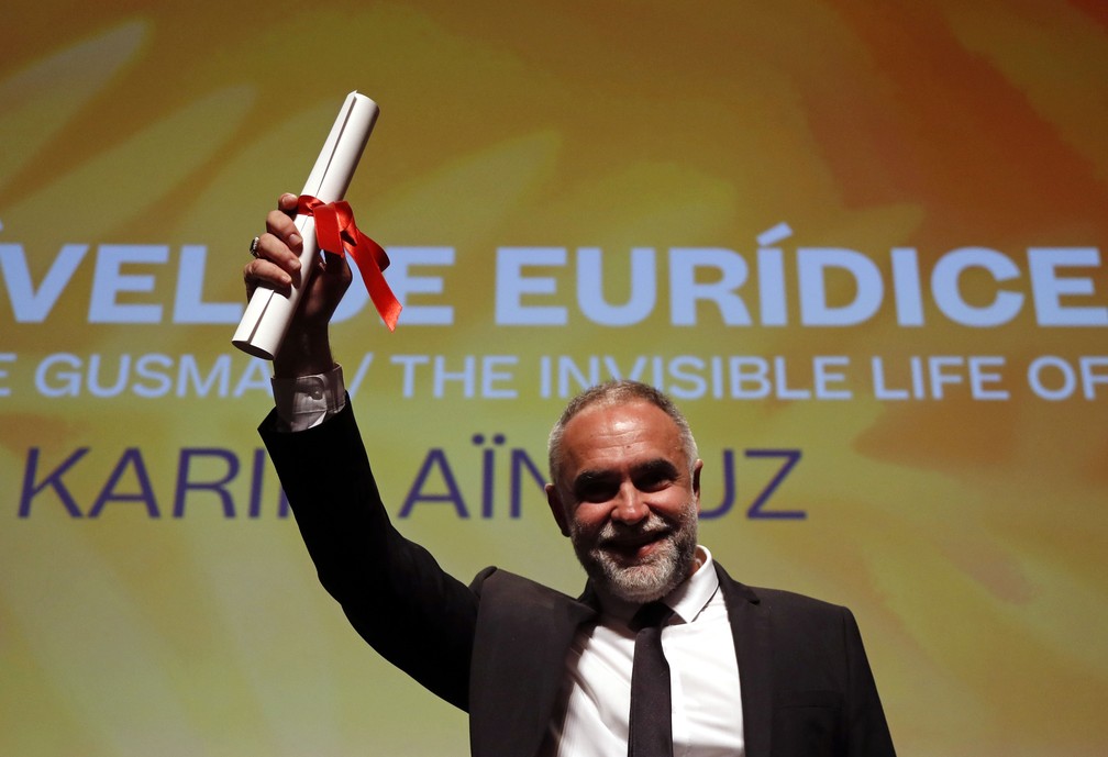 Karim Ainouz, diretor de 'A Vida Invisivel de Euridice Gusmao', recebe o prêmio da mostra Um Certo Olhar em Cannes 2019 — Foto: Reuters