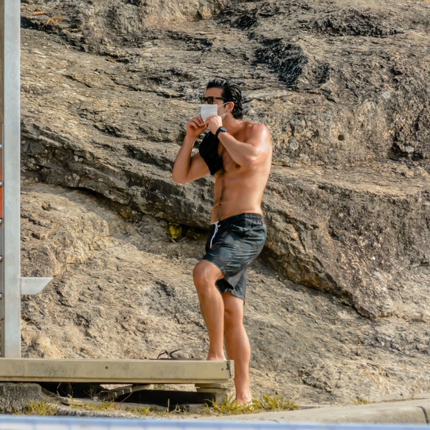 Sergio Marone treina na praia de Ipanema (Foto: Webert Belicio/AgNews)
