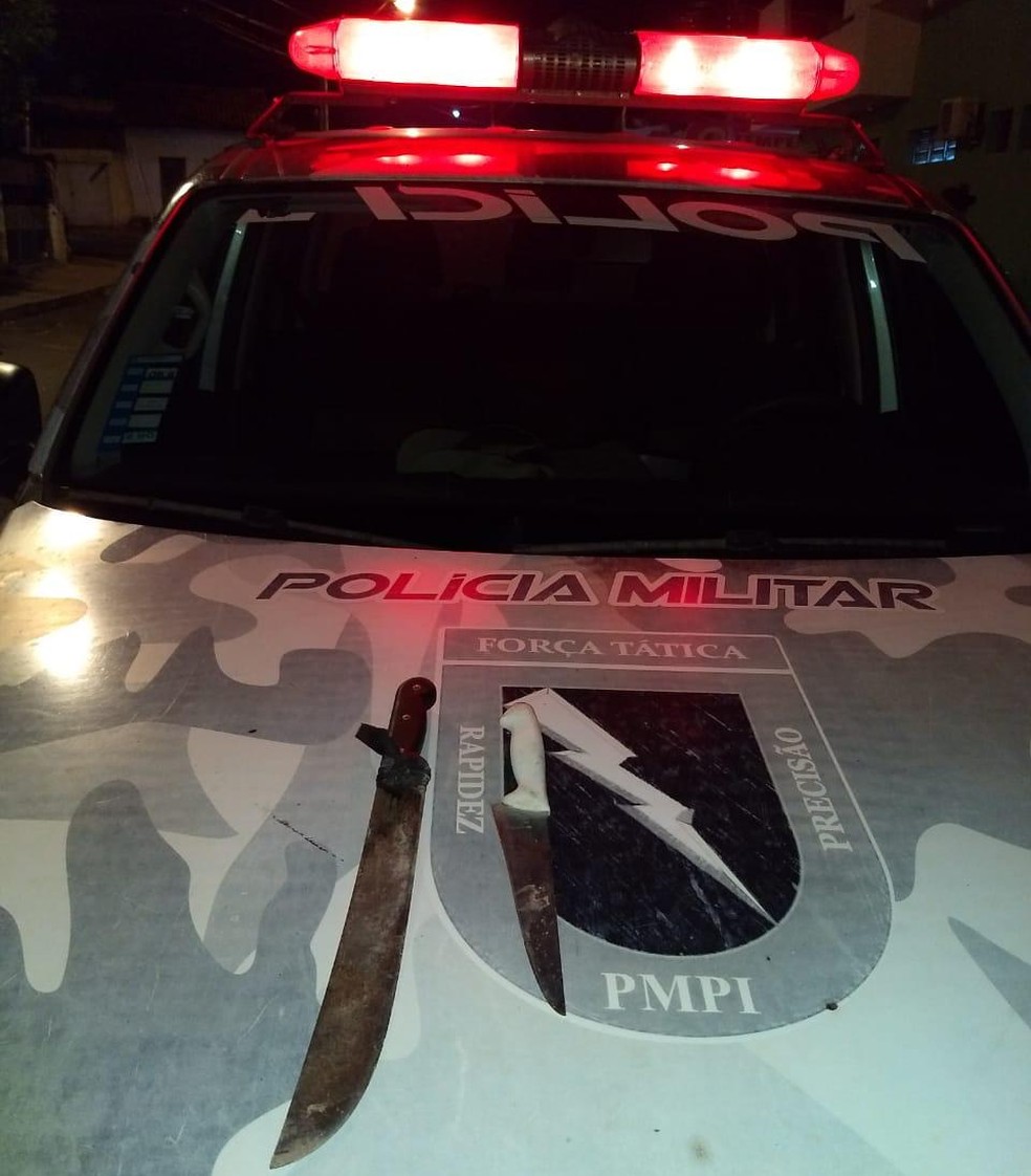 Jovem ameaçou parentes e policiais com facas — Foto: Divulgação/PM-PI