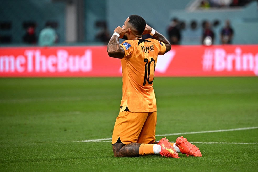 Com ouvidos tampados, Memphis Depay festeja gol frente aos Estados Unidos — Foto: ANNE-CHRISTINE POUJOULAT / AFP