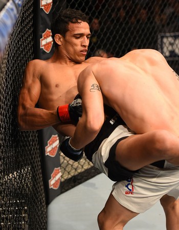 Charles do Bronx encaixa guilhotina em Myles Jury (Foto: Getty Images) Charles do Bronx encaixa guilhotina em Myles Jury (Foto: Getty Images)