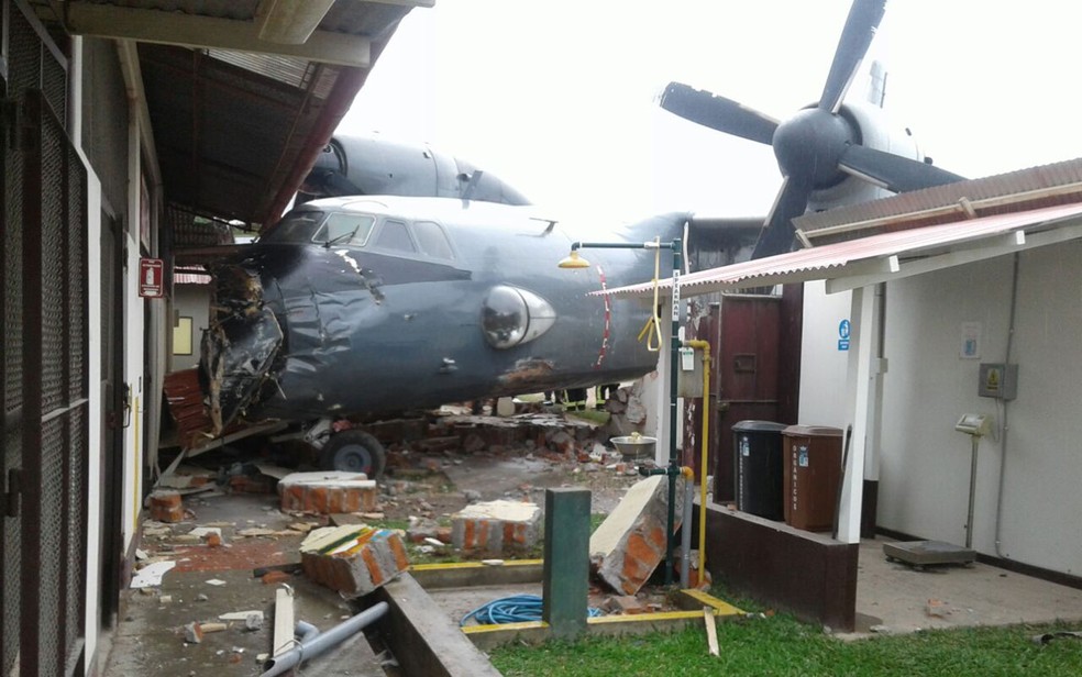 Avião da Marinha bateu na Base Mazamari Los Sinchis da Polícia Nacional, no Peru, na quarta-feira (4) (Foto: Reprodução/Twitter/Jose Luis Gil)