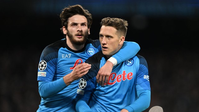 Zielinski faz de pênalti o terceiro gol do Napoli contra o Eintracht Frankfurt, na Champions League