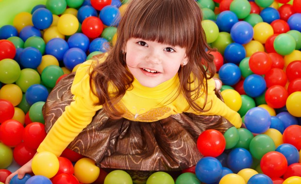 brincadeira; piscina de bolinha; buffet infantil (Foto: Shutterstock)
