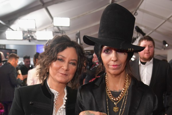 LOS ANGELES, CA - FEBRUARY 10:  Sara Gilbert (L) and Linda Perry attend the 61st Annual GRAMMY Awards at Staples Center on February 10, 2019 in Los Angeles, California.  (Photo by Lester Cohen/Getty Images for The Recording Academy) (Foto: Getty Images for The Recording A)