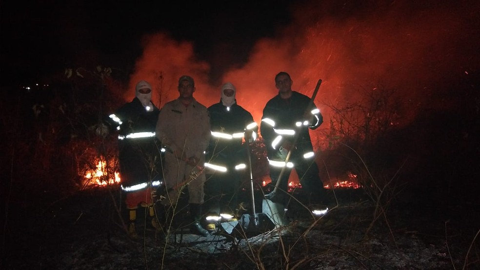 Equipe do Corpo de Bombeiros no trabalho de combate ao incêndio em Quixadá — Foto: Divulgação/Corpo de Bombeiros/CE