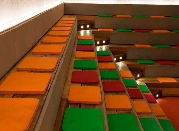 Assentos coloridos, feitos de EVA, tornam o espaço mais confortável e lúdico (Foto: José Henrique/Divulgação)