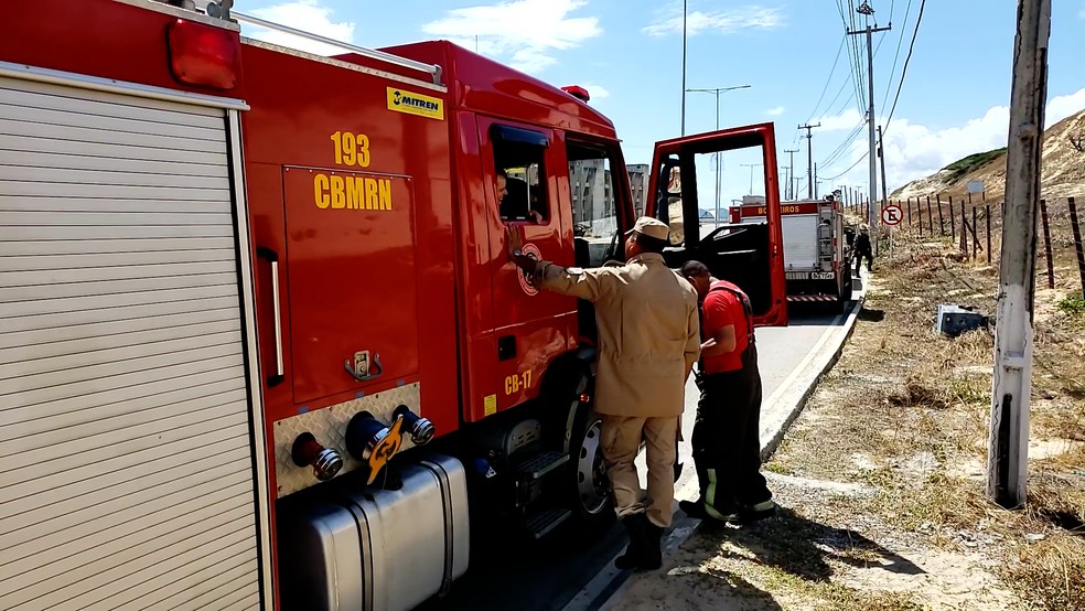 Militares do Corpo de Bombeiros acessam local do incêndio pela Via Costeira — Foto: Rafael Lopes/Inter TV Cabugi