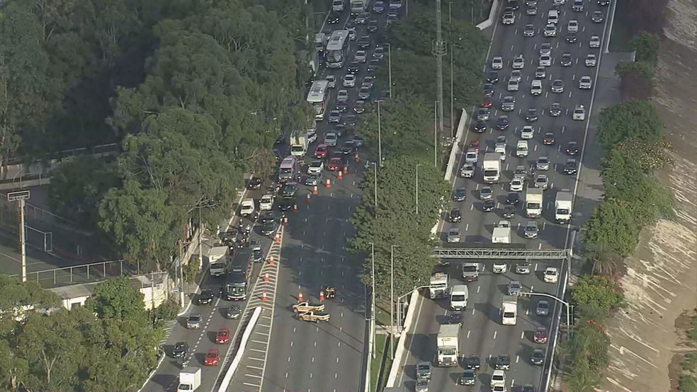 Congestionamento provocado pelo acidente envolvendo o caminhão na Marginal Tietê, na manhã desta quinta (14) — Foto: Reprodução/TV Globo
