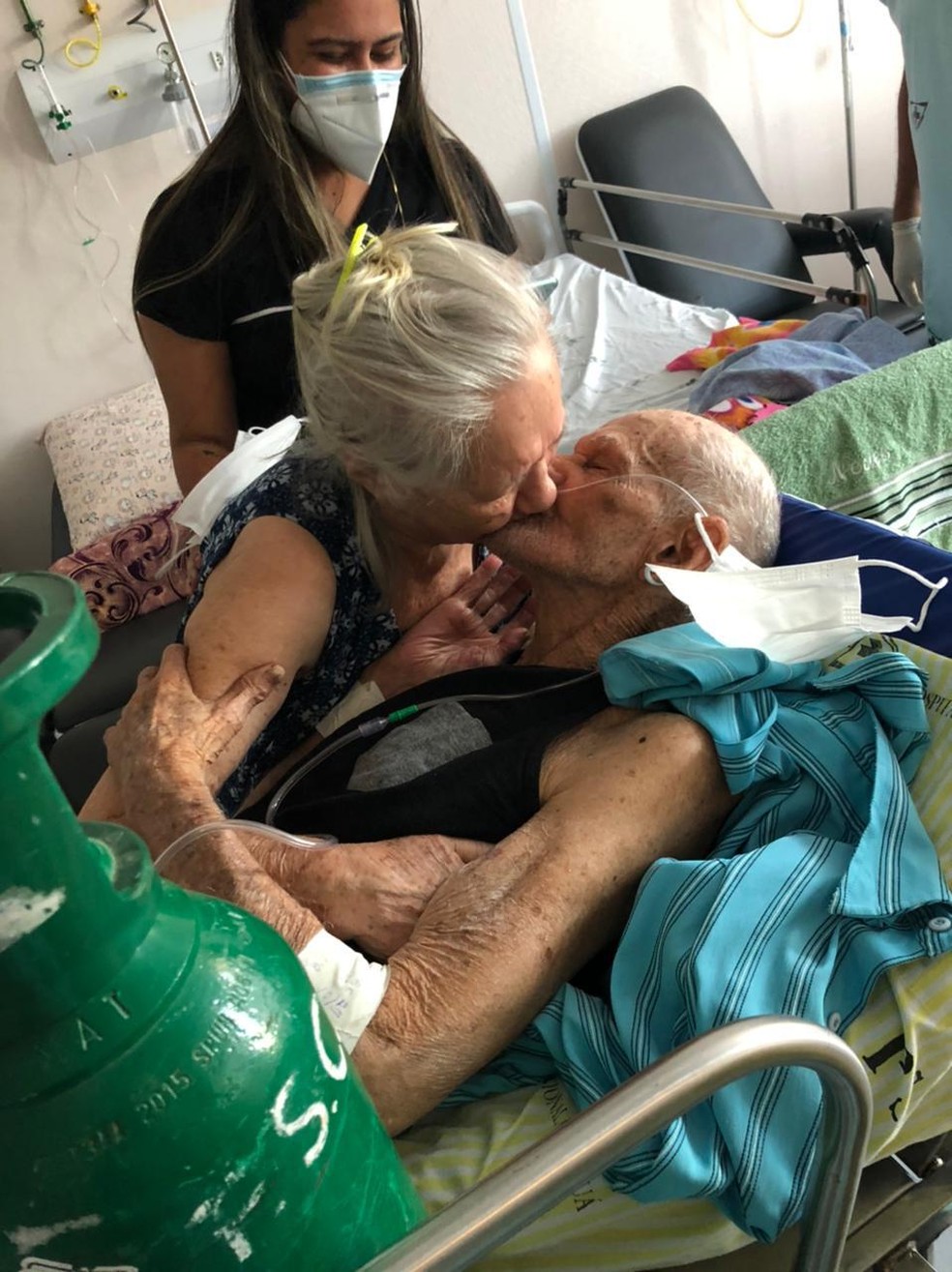 Casal chegou a trocar um emocionante beijo ao se reencontrar no hospital — Foto: Arquivo da família