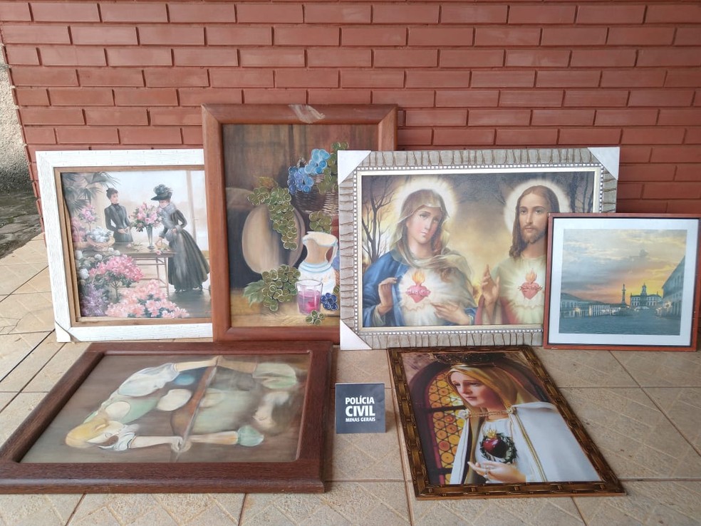 Polícia recuperou obras de arte furtadas de uma casa em Capelinha — Foto: Polícia Civil/ Divulgação