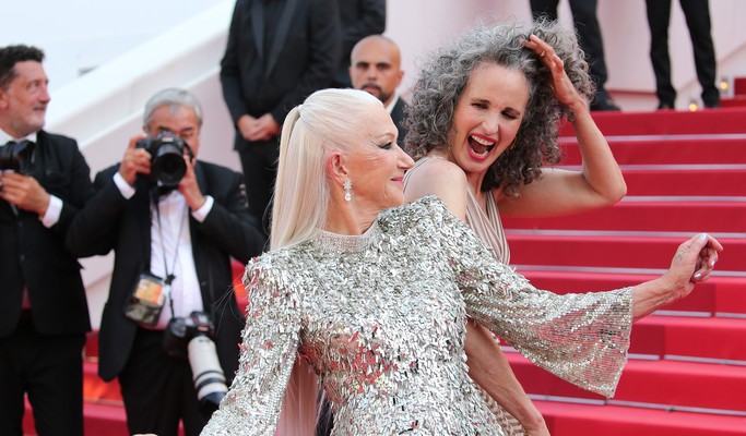Andie Macdowell e Helen Mirren marcam Cannes com dança no tapete vermelho