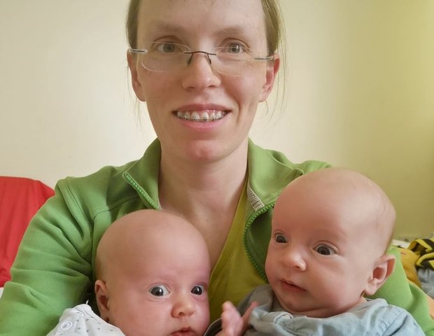 Gêmeos completaram 10 meses (Foto: Reprodução/Mirror)