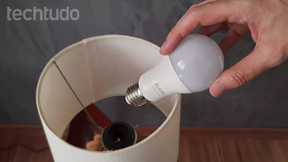 As lâmpadas smart podem ser usadas em luminárias ou mesmo em bocais de teto. — Foto: Rafael Leite/TechTudo