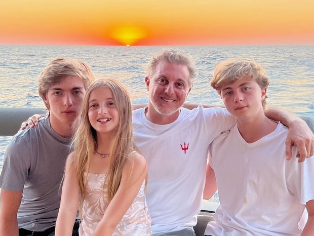 Luciano Huck e os três filhos, Joaquim, Eva e Benício (Foto: Reprodução Instagram)