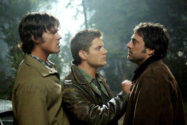 Jared Padalecki, Jensen Ackles, Jeffrey Dean Morgan em cena de 'Supernatural' (Foto: Divulgação)