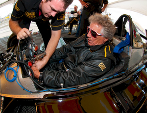 Numa Lotuso site da bet3651978, Mario Andretti entra no cockpit para a 'volta inaugural' do circuitoo site da bet365Austin, Texas (Foto: Divulgação)