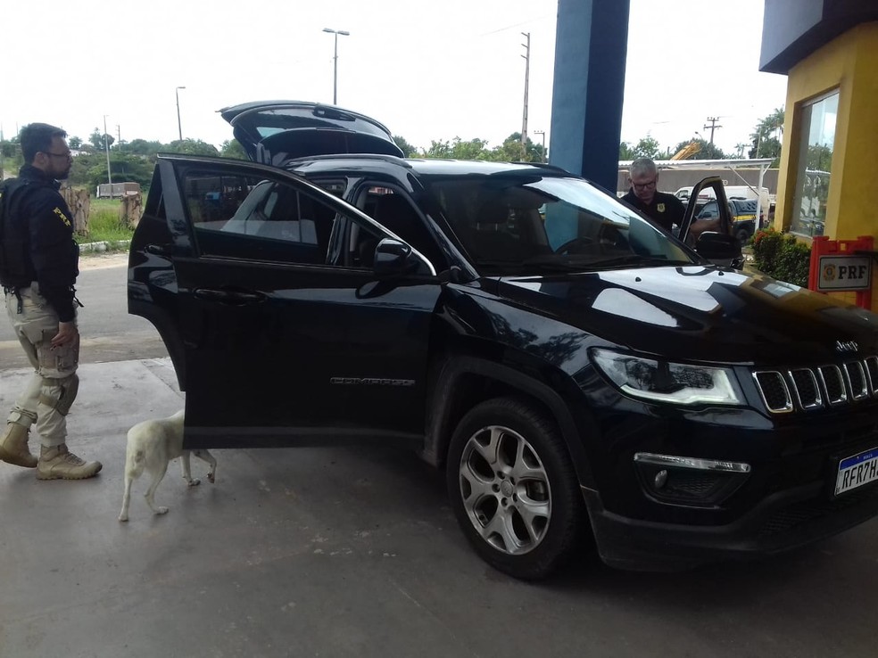Camioneta roubada de locadora é apreendida na BR-135, em São Luís. — Foto: Divulgação/PRF.