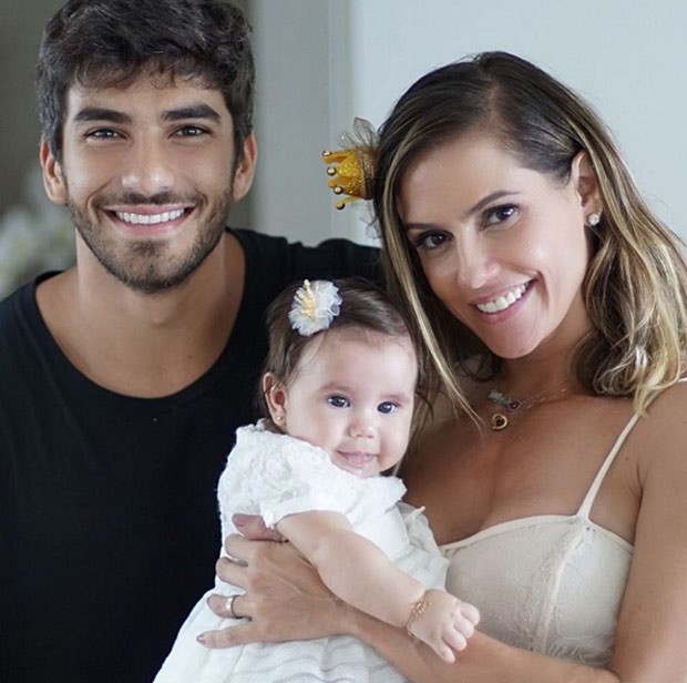 Deborah Secco posta foto em família no dia em que Maria Flor completa 4 meses (Foto: Reprodução/Instagram)
