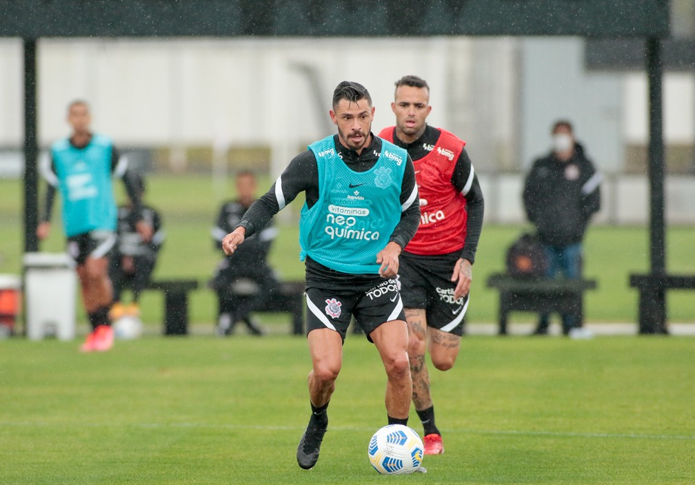 Giuliano e Luan em treino do Corinthians  Foto: Rodrigo Coca/Ag. Corinthians