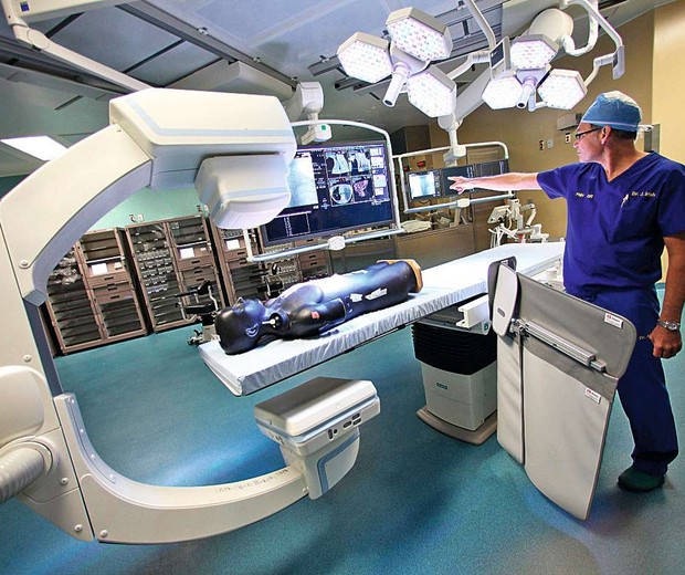 Dr John Irish shows the Toronto Star new Operating Room or the "OR of the Future" and training centre at UHN. Robotics, screens and realtime imaging designed by engineers, physicist and surgeons. For story by Joe Hall. __Rene Johnston/ Toronto Star (Foto: TORONTO STAR)