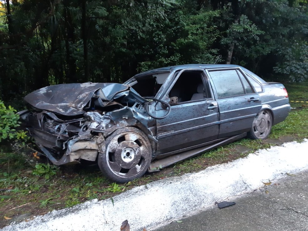 Veículo não conseguiu frear e bateu na traseira de outro carro na BR-116 — Foto: PRF/Divulgação