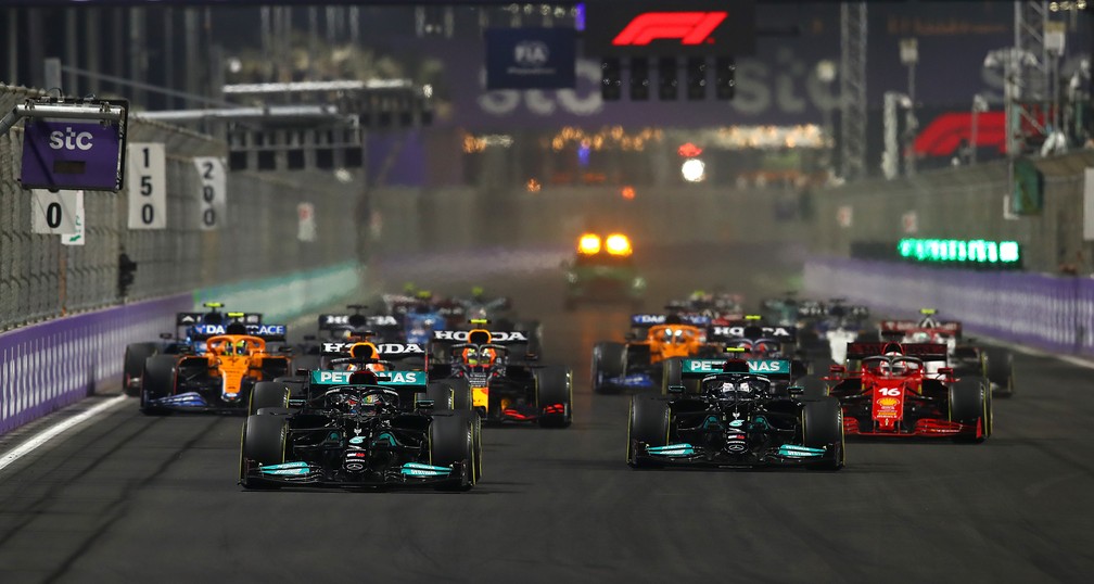 A primeira largada do confuso GP da Arábia Saudita de 2023, em Jeddah — Foto: Joe Portlock/F1 via Getty Images