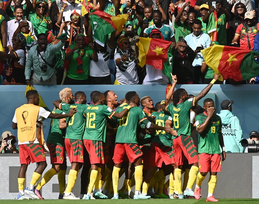 Jogadores de Camarões festejam gols contra a Sérvia — Foto: Divulgação