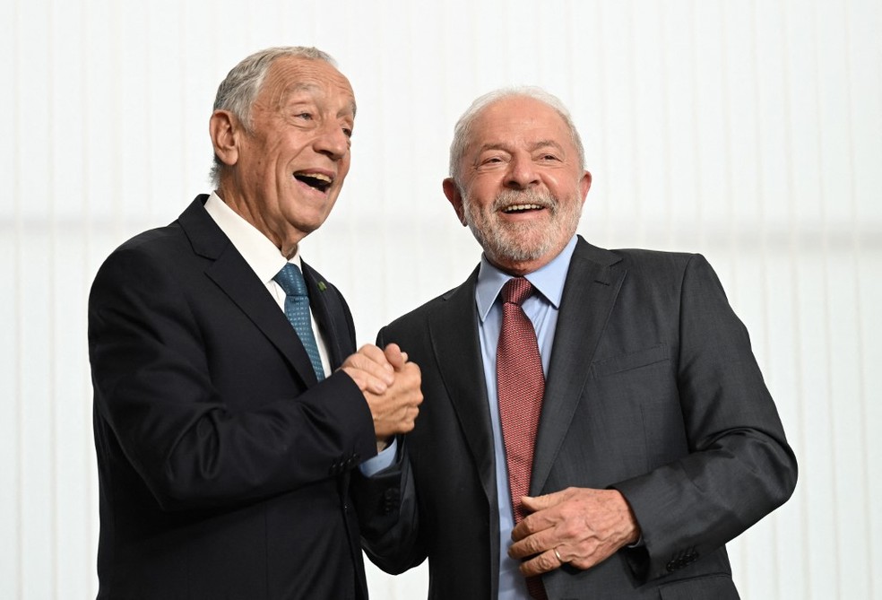 O presidente do Brasil, Luiz Inácio Lula da Silva, posa para uma foto com seu homólogo português, Marcelo Rebelo de Sousa, durante uma reunião bilateral em Brasília, em 2 de janeiro de 2023 — Foto: EVARISTO SA / AFP