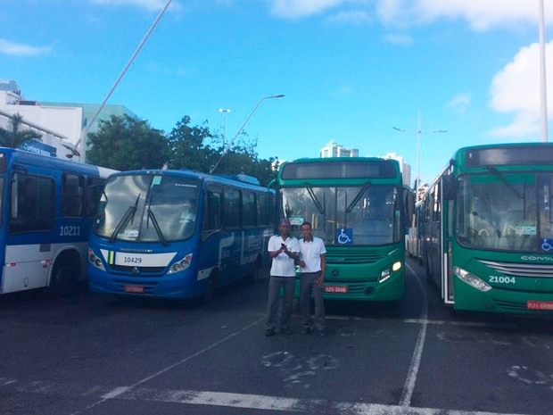 Motoristas dos ônibus desligam os veículos (Foto: Henrique Mendes/G1)