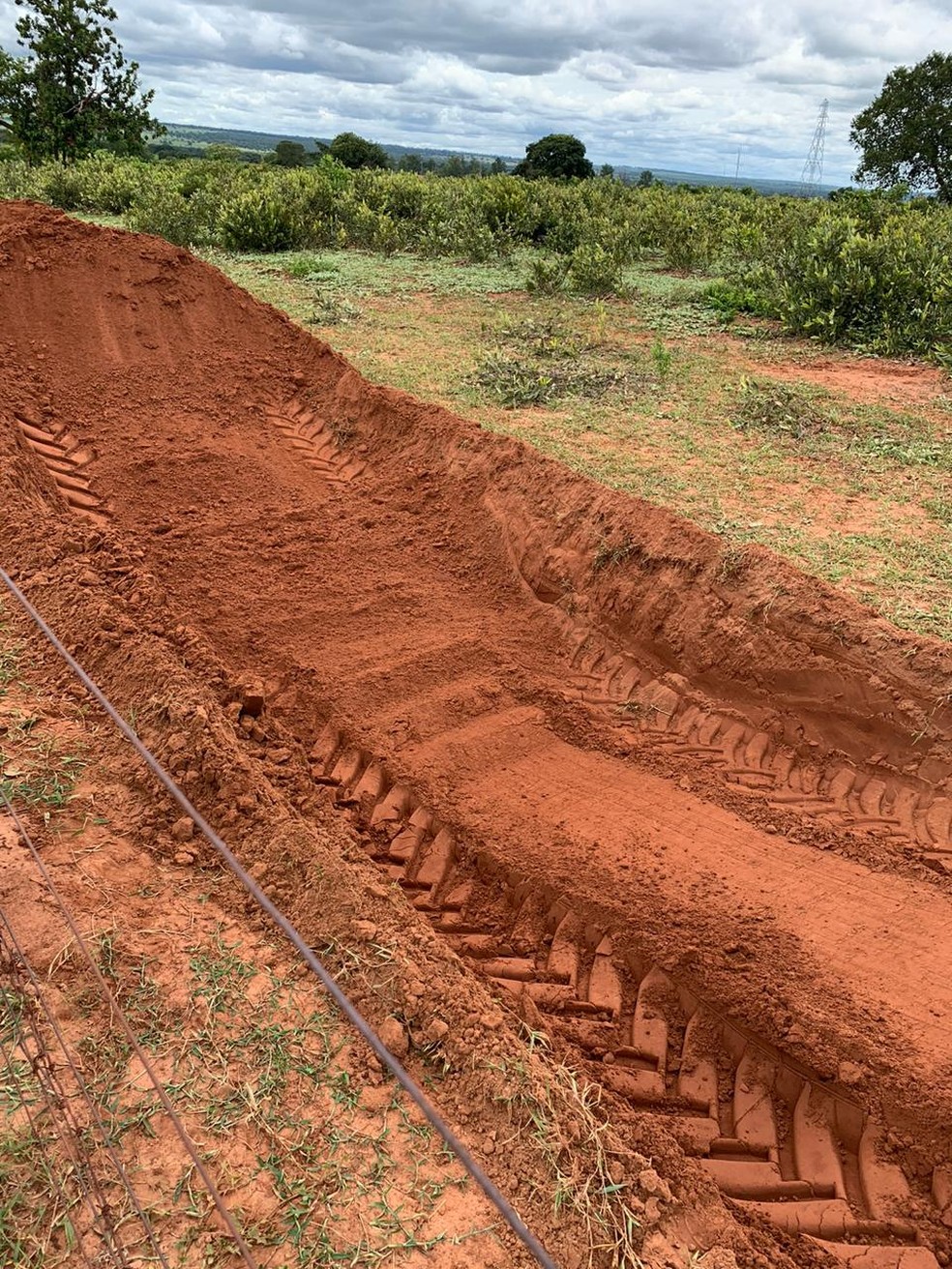 Policiais acharam buraco na entrada de fazenda para impedir entrada de veículo em MS — Foto: Polícia Civil/Divulgação