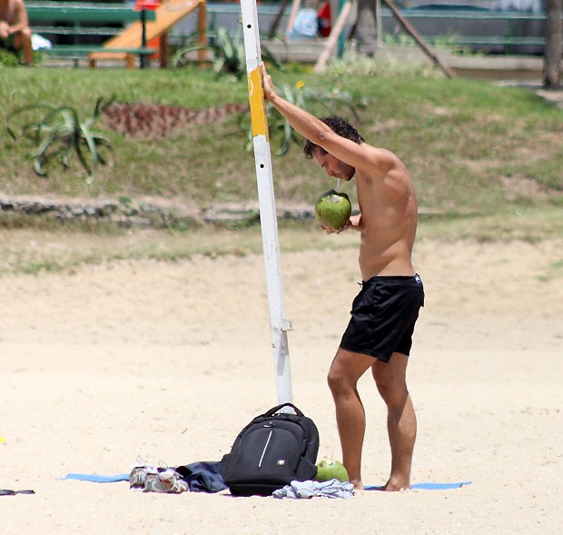 Sem Camisa Paulo Rocha Treina Na Praia Quem QUEM News