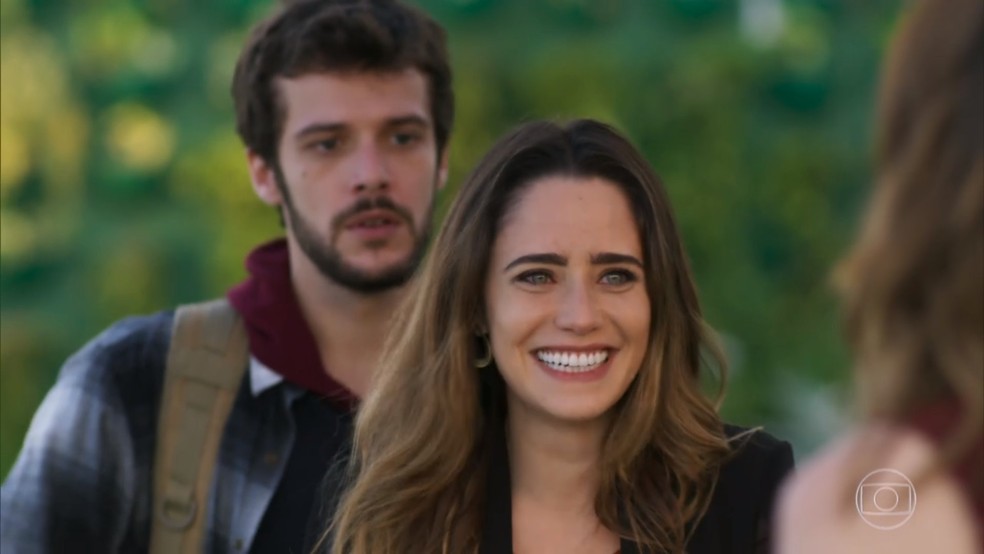 Bruna (Fernanda Vasconcellos) finge que era amiga de Camila (Agatha Moreira) - 'Haja Coração' — Foto: Globo