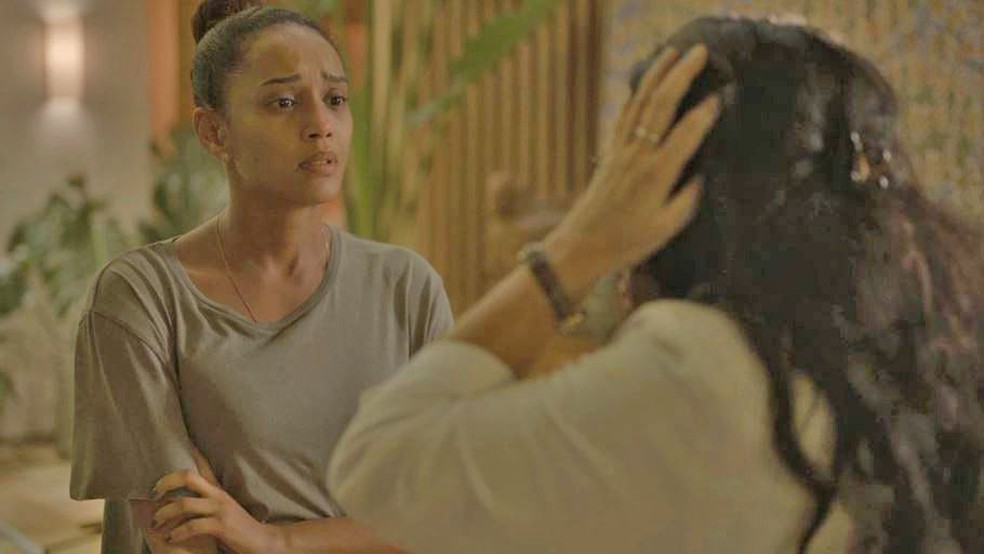 Vitória (Taís Araujo) diz que Sandro (Humberto Carrão) não é filho de Lurdes (Regina Casé) em 'Amor de Mãe' — Foto: Globo