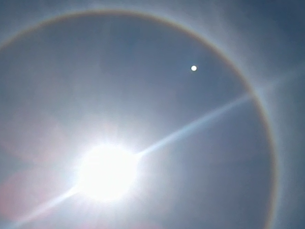 Halo solar: Fenômeno forma 'arco-íris' em torno do sol em PE