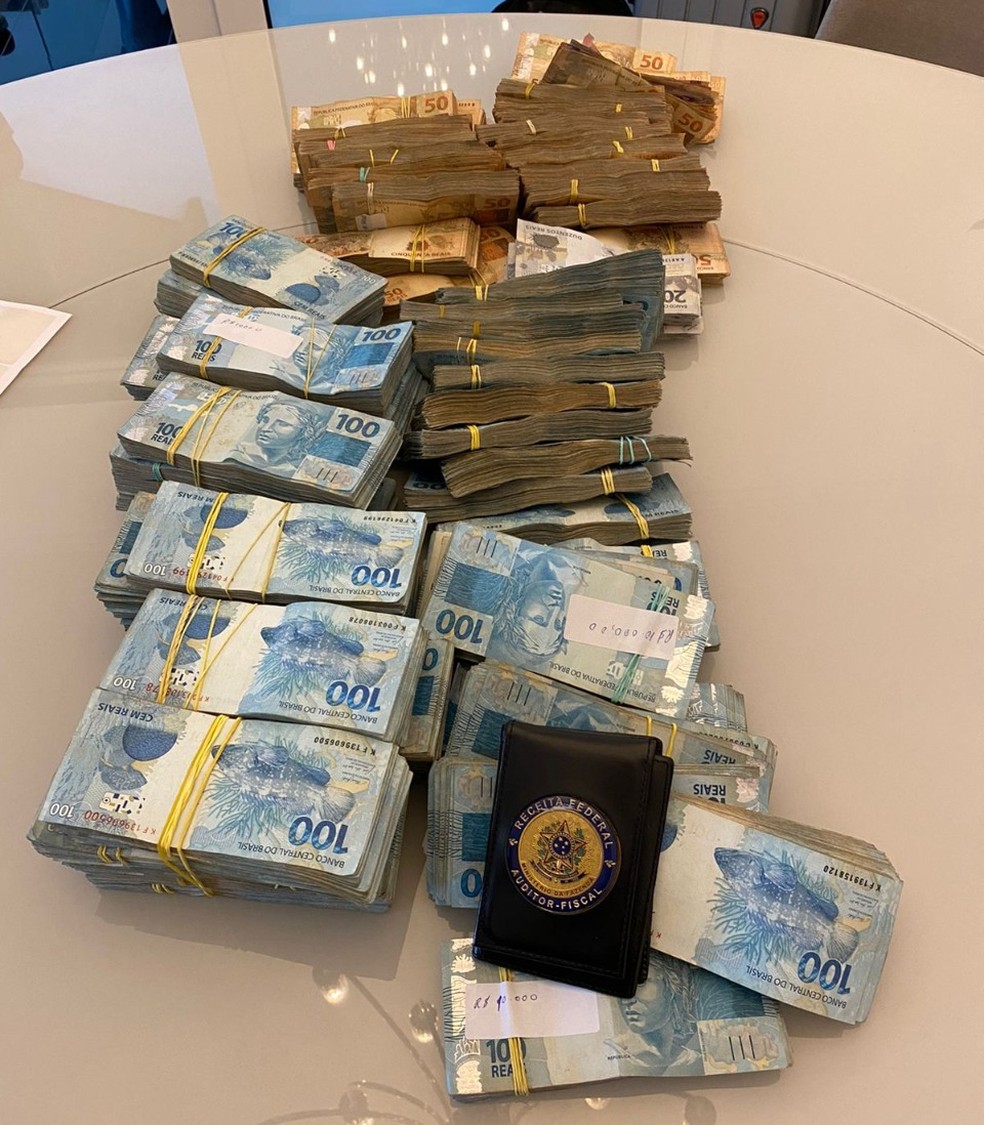 PF apreende mala com mais de 600 mil na casa de suspeito de contrabandear cigarros com trabalho escravo — Foto: Receita Federal/Divulgação