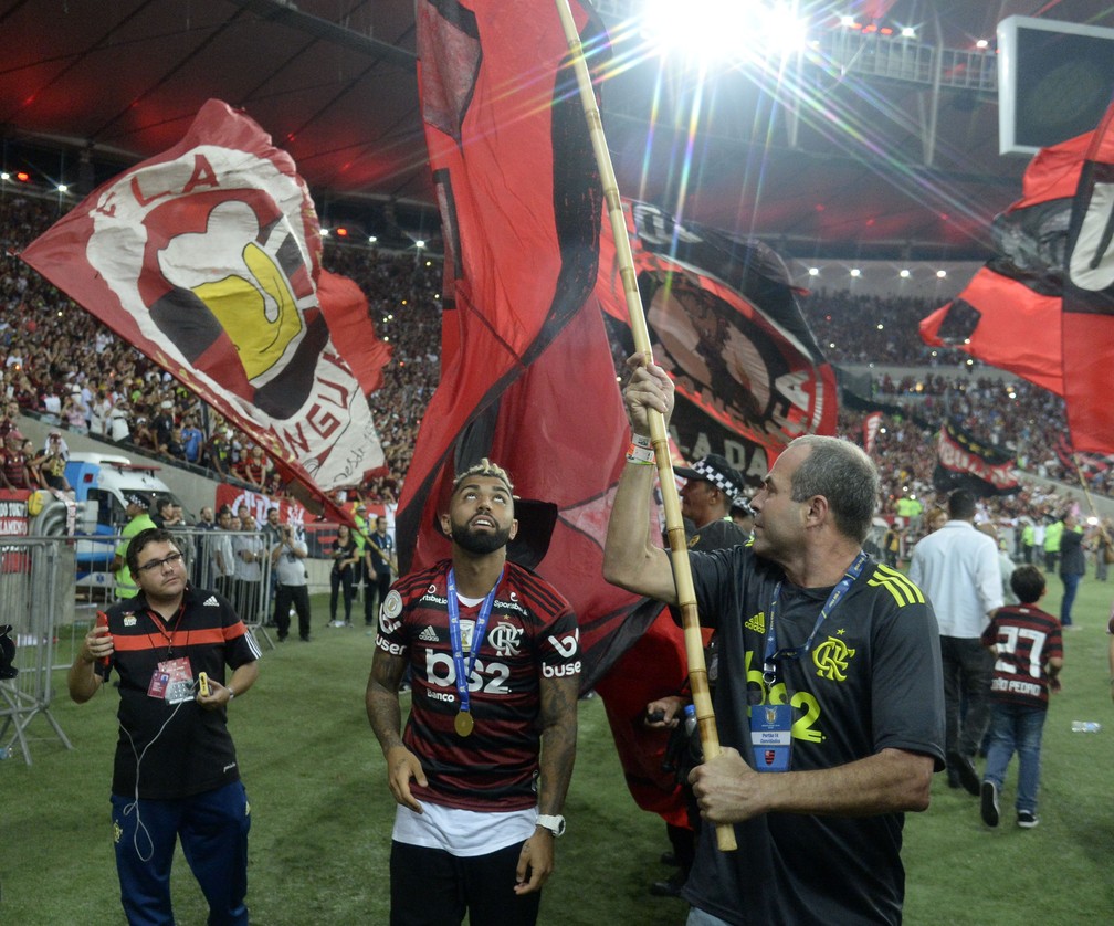 Suspenso, Gabigol reforçou a torcida do Flamengo e depois comemorou o título do Brasileiro no campo — Foto: André Durão