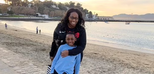 Tanya com o filho Jackson, 7. Ela é fundadora da Black Moms Connection, uma rede online com mais de 16 mil mães negras (Foto: Reprodução/Daily Mail)