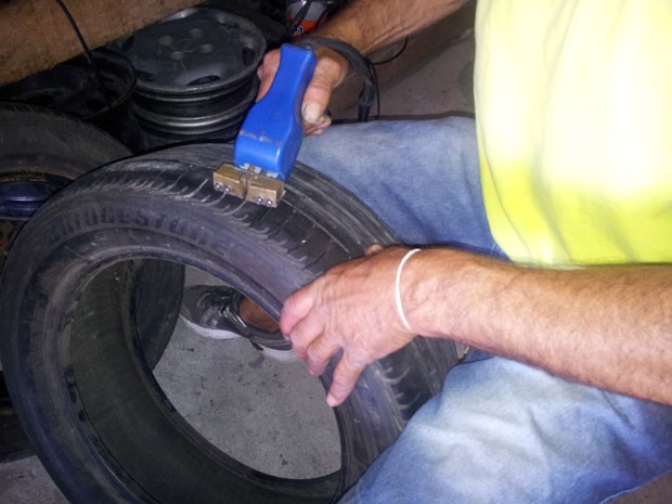 Reportagem mostra técnica de frisagem de pneus (Foto: Giovani Grizotti/RBS TV)