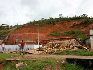 Prédio em construção desaba em Lima Duarte, MG (Foto: Nathalie Guimarães/G1)