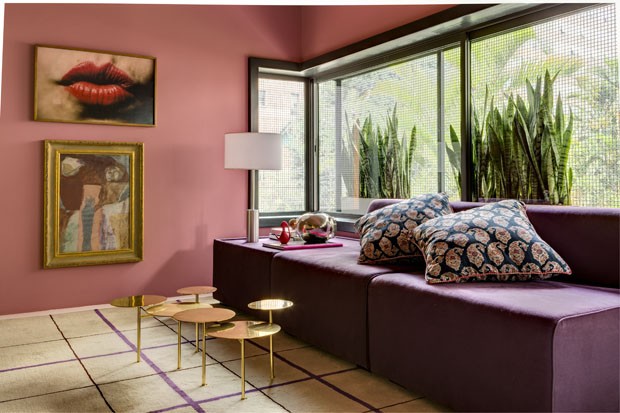 Décor do dia: sala de estar rosa com ar retrô (Foto: divulgação)