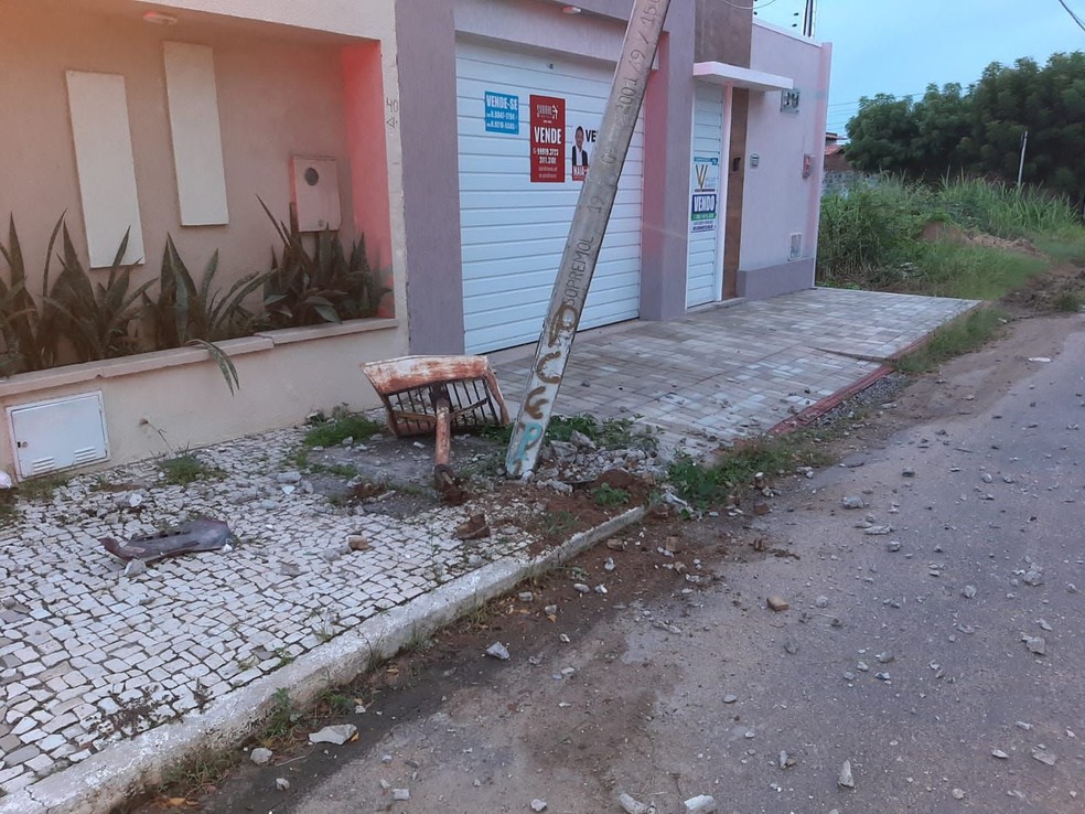 Presidente de clube de futebol cearense atingiu um poste após perder o controle do veículo em Sobral, no interior do Ceará. — Foto: Arquivo pessoal